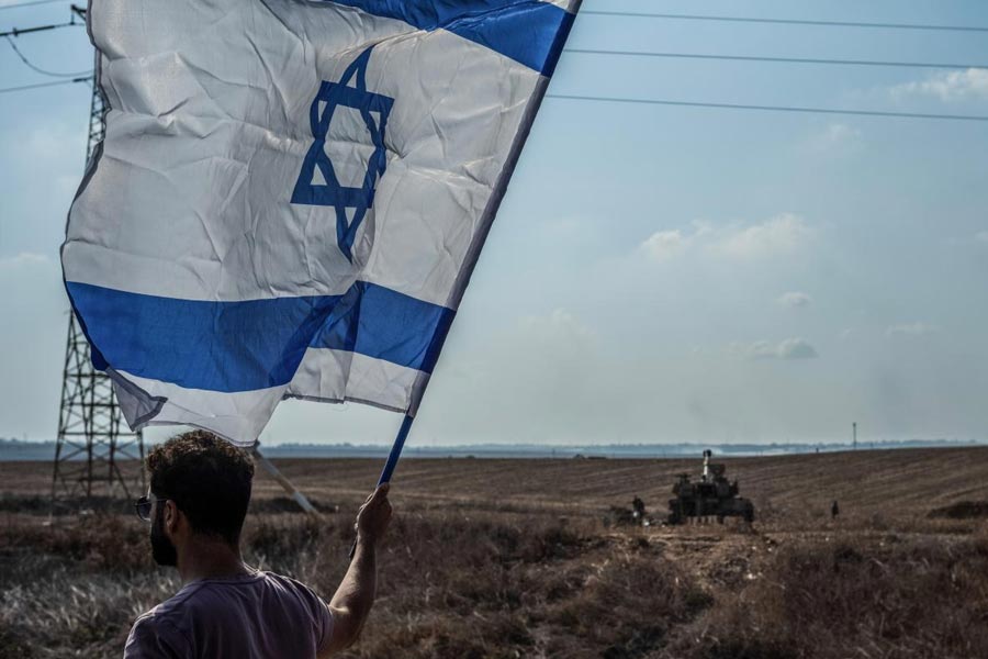 লিবারম্যান দ্রুত তাঁর দলকে পজ়িশন নেওয়ার নির্দেশ দেন। তত ক্ষণে নির অমের দোরগোড়ায় এসে পৌঁছেছিল হামাসের একটি দল। গ্রামের ভিতরে ঢুকতে যেতেই লিবারম্যানের দলের বাধার মুখে পড়ে হামাস। হামাস সদস্যদের লক্ষ্য করে মুহুর্মুহু গুলি চালাতে শুরু করে লিবারম্যান ও তাঁর বাহিনী। আচমকা হামলার মুখে পড়ে প্রথমে দিশাহারা হয়ে পড়েছিল হামাসের দলটি। কিন্তু তারাও দ্রুত পাল্টা জবাব দেওয়া শুরু করে।