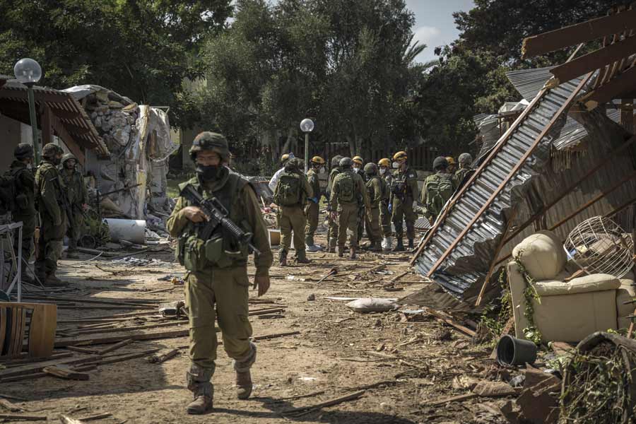 নির অম গ্রামে হামাস আঁচড় কাটতে পারেনি ঠিকই, কিন্তু তার আশপাশের এলাকা ধ্বংসস্তূপের চেহারা নিয়েছে। আকাশে-বাতাসে বারুদের গন্ধ। মাঝেমধ্যেই গুলি আর বিস্ফোরণের আওয়াজ ভেসে আসছে বলে জানিয়েছেন নির অমের বাসিন্দারা। 