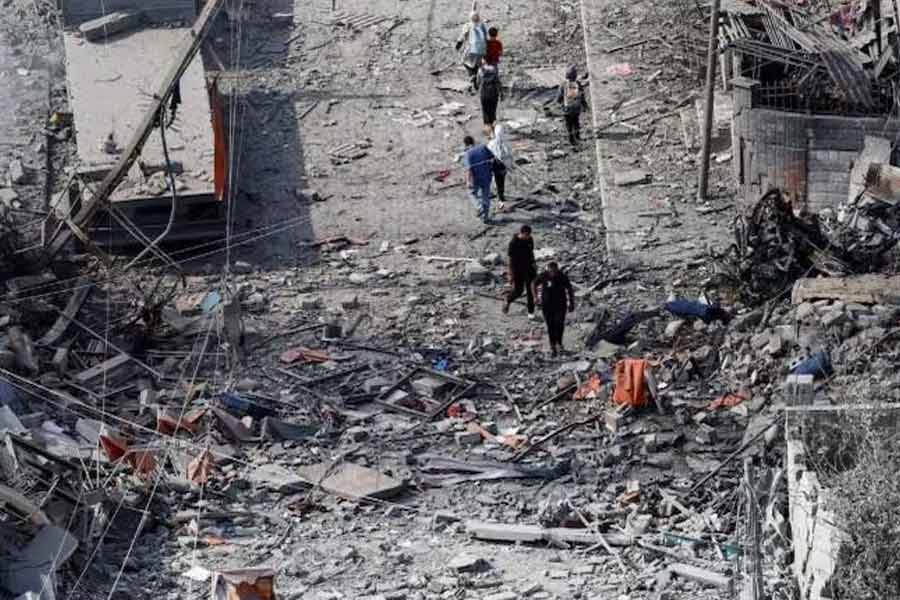 গত ৭ অক্টোবর থেকে শুরু হয়েছে ইজ়রায়েল-হামাসের লড়াই। দু’পক্ষের এই লড়াইয়ে ইতিমধ্যেই প্রায় তিন হাজার জনের মৃত্যু হয়েছে। আহত কয়েক হাজার। গাজ়াকে অবরুদ্ধ করে একের পর এক বিমান হামলা চালাচ্ছে ইজ়রায়েল। হামাসের গোপন ডেরাগুলি খুঁজে সেগুলিকে নিশ্চিহ্ন করার কাজও শুরু করে দিয়েছে তারা।