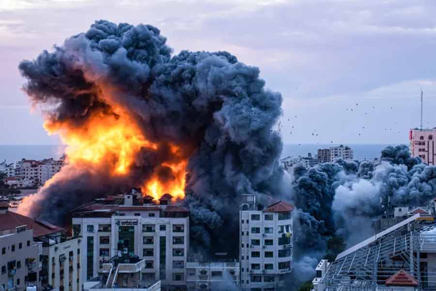 ইজ়রায়েল হুঁশিয়ারি দিয়েছে, যাঁদের অপহরণ করে নিয়ে যাওয়া হয়েছে, তাঁদের যদি মুক্তি না দেওয়া হয়, তা হলে আরও ভয়ানক পরিণতি হবে গাজ়ার। প্রথমে বিদ্যুৎ বিচ্ছিন্ন করে দেওয়া হয়। তার পর জ্বালানি সরবরাহ আটকে দেওয়া হয়। সবশেষে জলের সরবরাহও বন্ধ করে দিয়েছে ইজ়রায়েল। আর সেই সঙ্গে হুঁশিয়ারি দিয়েছে, এ বার এক ফোঁটা জলের জন্যও ছটফট করতে হবে গাজ়াকে।