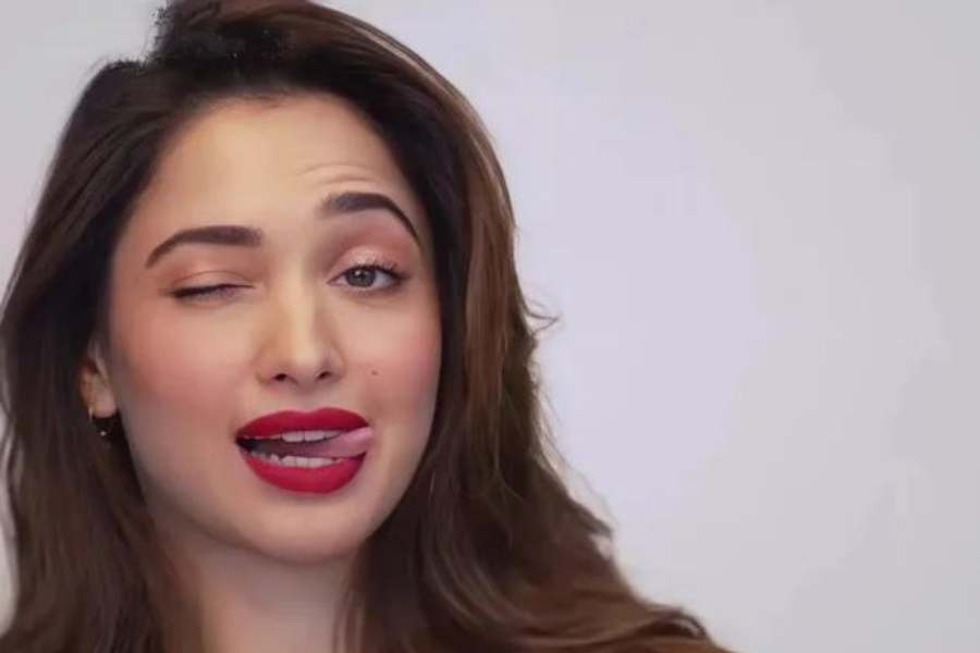 একটি পাত্রে ২ টেবিল চামচ চিনি,  ১ টেবিল চামচ লেবুর রস ও ১ ফোঁটা মধু মিশিয়ে একটি মিশ্রণ তৈরি করে নিন। এ বার সেই মিশ্রণটি তুলোর সাহায্যে ঠোঁটে লাগিয়ে নিন। পাঁচ মিনিট পর জল দিয়ে ধুয়ে ফেলুন।