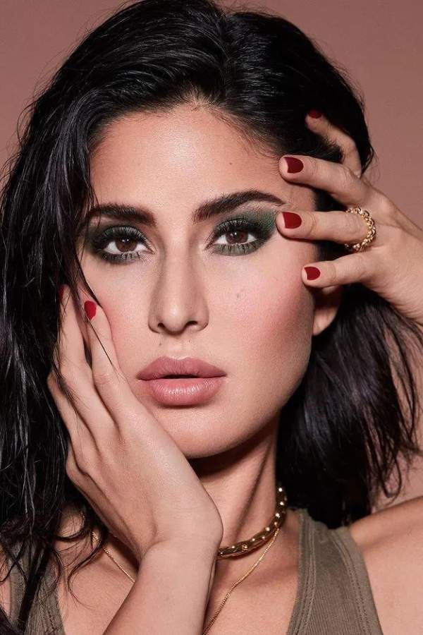 চারটি শশার টুকরো নিয়ে ভাল করে পিষে নিন। এর পর তার থেকে শশার জল বার করে নিয়ে সেই জল ঠোঁটে মাখুন। ১০ মিনিট পর ধুয়ে ফেলুন। দেখবেন, এই মিশ্রণ আপনার ঠোঁটকে রাখবে কোমল।