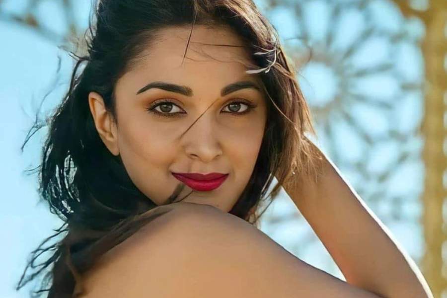 একটি পাত্রে চারটি স্ট্রবেরি এবং দুই টেবিল চামচ বেকিং সোডা নিয়ে ভাল করে মিশিয়ে নিন। রাতে শুতে যাবার আগে এই মিশ্রণ আলতো হাতে মাখিয়ে নিন আপনার ঠোঁট জোড়ায়। সারা রাত ছেড়ে দিন। সকাল উঠে ভাল ভাবে ধুয়ে নিন আপনার ঠোঁট জোড়া। আপনিও কিন্তু পেয়ে যেতে গোলাপি নরম ঠোঁট।