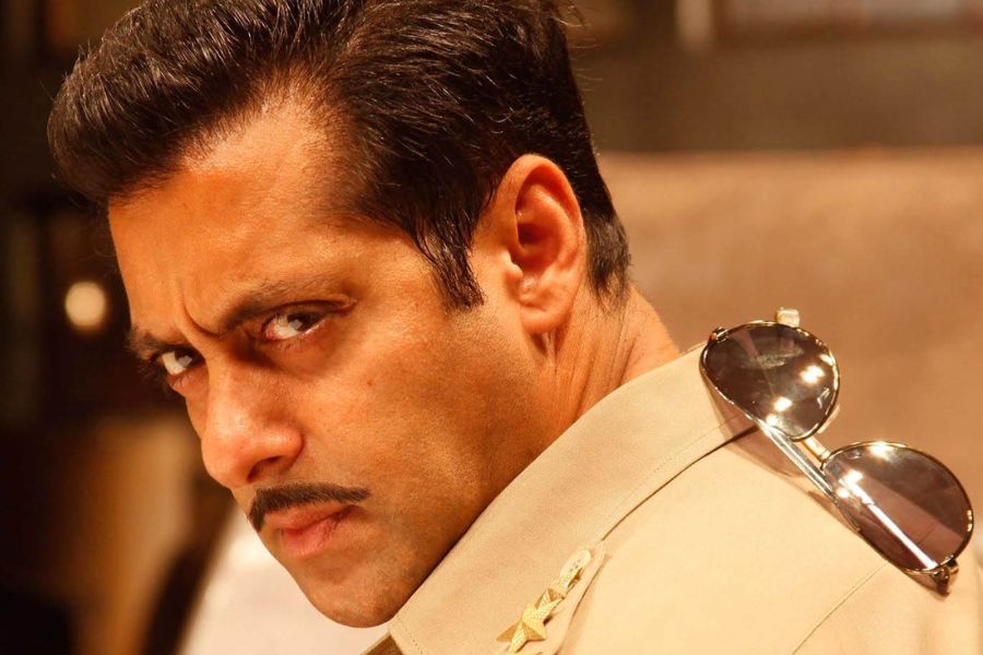 সলমন খানের ‘দাবাং’ রোদচশমা: সলমন খানের কেতা নিয়ে তো নতুন কোনও কথা একেবারেই না। তার ওপর যদি হয় ‘দাবাং’ ছবির চুলবুল পান্ডের কেতা, তা হলেই তো কথাই নেই। শার্টের কলারের পিছনে অ্যাভিয়েটর রেখে এমন হাল ফ্যাশনের সাজ আপনিও করে দেখুন এই বছর।