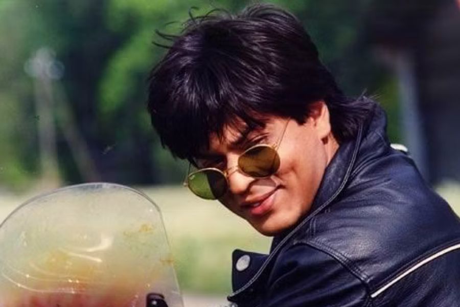 শাহরুখ খানের ‘ডিডিএলজে’ গোল রোদচশমা: চামড়ার জ্যাকেটের সঙ্গে সোনালি ফ্রেমের কালো গোল রোদচশমা,  হালকা টোল ফেলা হাসি আর মন আনচান করা চাহনি, ব্যস তাতেই মাত দেশসুদ্ধ তরুণী। এতক্ষণে বুঝতেই পারছেন শাহরুখ খানের কথাই হচ্ছে। এই রোদচশমাতেই আপনিও পুজোয় পেয়ে যেতে পারেন আপনার ‘সিমরন’কে!