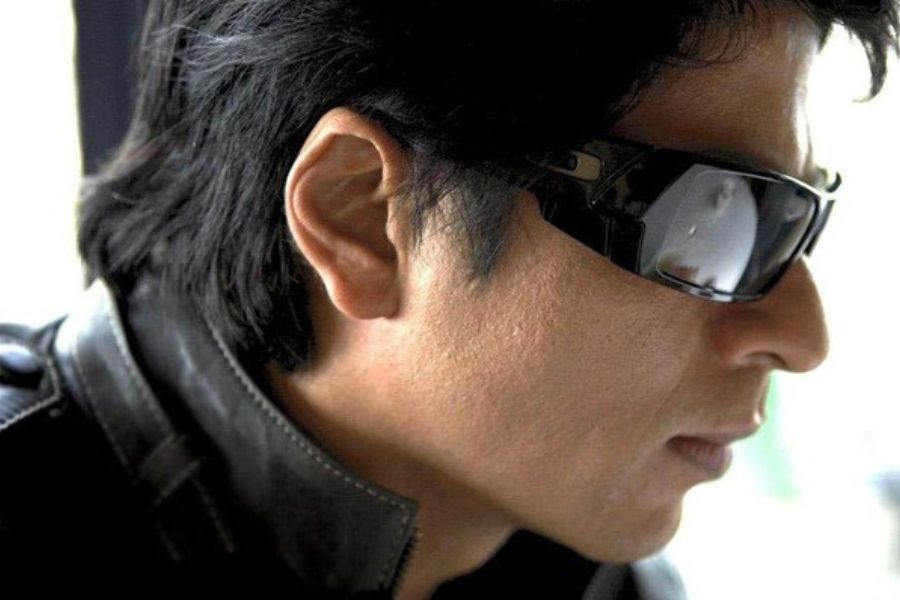 শাহরুখ খানের ‘ডন’ কালো চৌকো স্পোর্টি রোদচশমা: ২০০০ সালের প্রথম দিক! তখন ‘ডন’ ছবির দৌলতে তখন তাঁর জনপ্রিয়তা তুঙ্গে,  প্রেমিক তারকা ছেড়ে সদ্য অ্যাকশন ছবিতে পা দিয়েই তুমুল সাড়া ফেলেছেন তিনি,  সেই রকম ভিন্টেজ ধাঁচের রোদচশমা এখন ফ্যাশনে আবার ফিরে আসছে। 