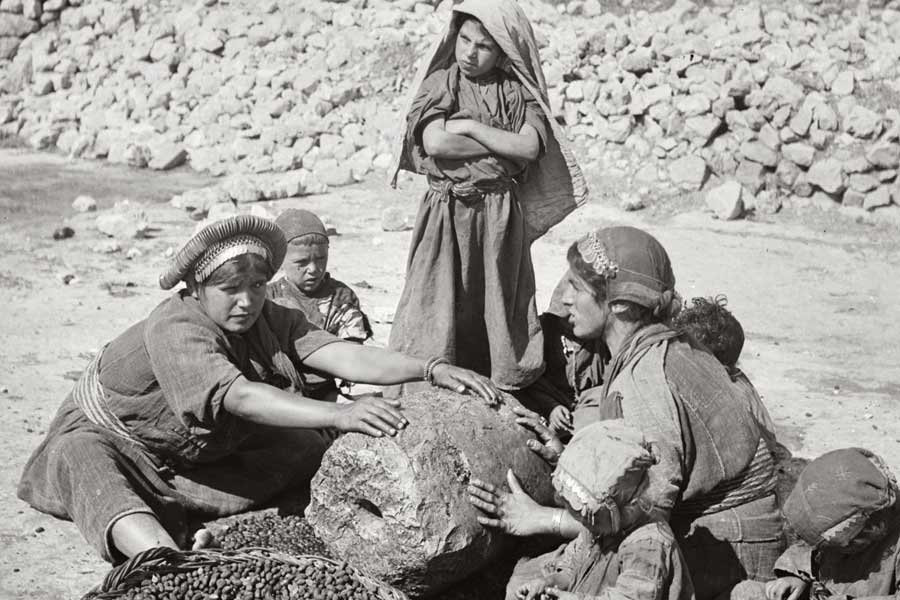 দুই বিশ্বযুদ্ধের মধ্যবর্তী পর্বে ইজরায়েলে ধনী ইহুদিদের আগমন অব্যাহত থাকে। তুলনায় দরিদ্র, পশুপালন ও সামান্য কৃষিনির্ভর আরবেরা এতে শঙ্কিত বোধ করে এবং সমস্যা আরও বাড়তে থাকে।