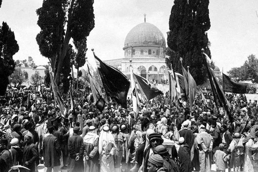 জার্মানিতে হিটলারের শাসন কায়েম হলে সেখানে ইহুদি বিরোধিতা মারাত্মক আকার নেয়। ইহুদিদের নির্বিচারে হত্য করা শুরু হয়। নয়তো পাঠিয়ে দেওয়া হতে থাকে ‘কনসেন্ট্রেশন ক্যাম্প’-এ, যা আরও আতঙ্কের। জার্মানি ছেড়ে সেই সময় বহু ইহুদিই তখন প্রাণ বাঁচাতে পালিয়ে এসেছিলেন তাঁদের আদিভূমি হিসাবে কথিত জেরুসালেমের দেশ প্যালেস্তাইনে।