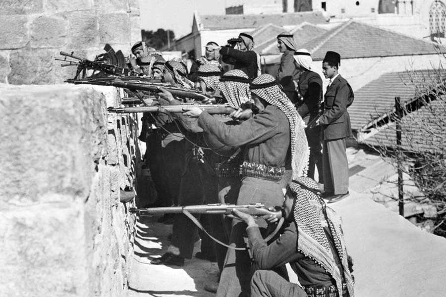 প্যালেস্তিনীয় আরব ও ইজ়রায়েলপন্থী ইহুদিদের মধ্যে সংঘাত বাড়লে ১৯৪৭ সালে ব্রিটেন প্রস্তাব দেয়, ইহুদিদের থাকার জন্য আলাদা রাষ্ট্র হওয়া দরকার।