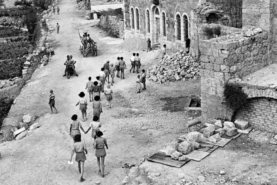 তারা জানায়, ১৯৪৮ সালে প্যালেস্তাইনকে ব্রিটিশ শাসনমুক্ত করা হবে। তবে তার আগে এই এলাকা ভাগ হওয়া দরকার। রাষ্ট্রপুঞ্জে সেই প্রস্তাব গৃহীত হয়।