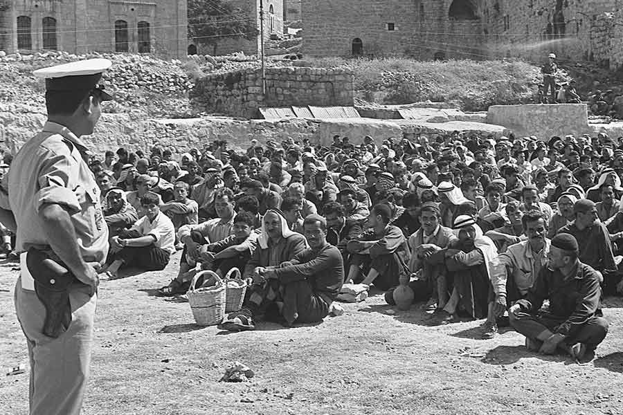 প্যালেস্তাইনকে ভেঙে দেওয়া হয় দু’ভাগে— আরবীয়দের থাকার আলাদা অংশ, ইহুদিদের জন্য আলাদা। যদিও এই ভাগাভাগি কখনওই মেনে নিতে পারেনি একক রাষ্ট্র থাকতে চাওয়া প্যালেস্তাইন। তারা রাষ্ট্রপুঞ্জের ওই প্রস্তাবের বিরোধিতা করে। শুরু হয় বিদ্রোহ।