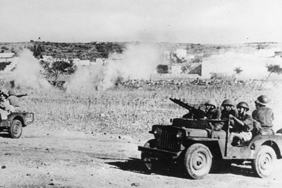 তত দিনে ধাক্কা খেতে খেতে কোণঠাসা হয়েছে আজকের প্যালেস্তাইন। ১৯১৭ সালে গোটা দেশের মানচিত্র যা ছিল, ৪০ বছরে তা কমতে কমতে এসে ঠেকেছে দু’টি ছোট্ট টুকরোয়। এক ভাগের নাম ওয়েস্ট ব্যাঙ্ক। অন্য ভাগটির নাম গাজ়া স্ট্রিপ। 