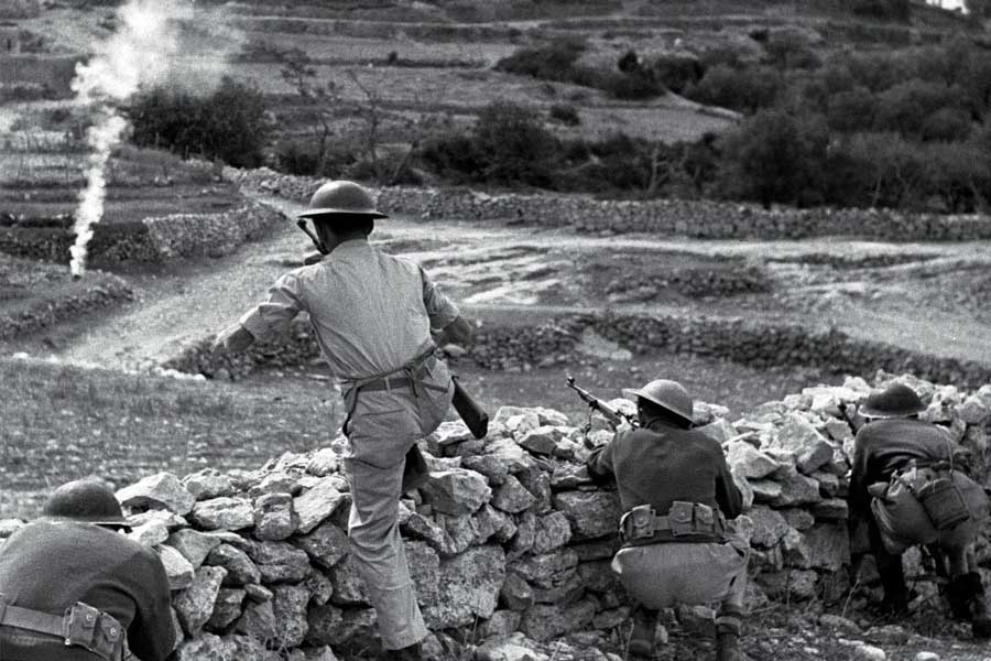 সেটা ১৯৫৬ সাল। প্যালেস্তাইন তখন তাদের মূল ভূখণ্ডের মাত্র ২২ শতাংশ এলাকায় বিরাজমান। বাকি ৮৮ শতাংশ জুড়েই রয়েছে ইহুদিদের রাষ্ট্র ইজ়রায়েল। 