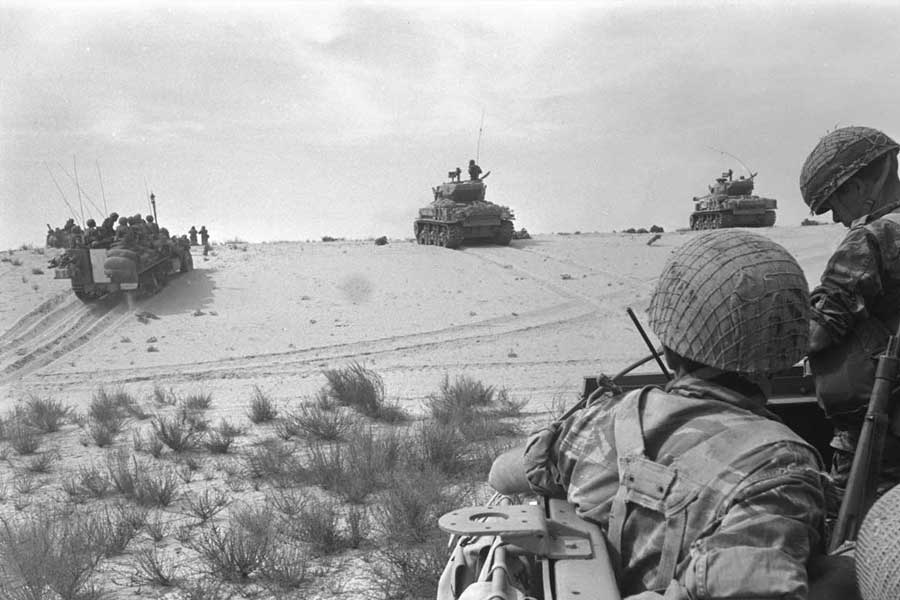 তবে দুই দেশেরই দাবি পবিত্র শহর জেরুসালেমের উপর। এই নিয়ে সংঘাতের জেরে একের পর এক অভ্যুত্থান শুরু হয় প্যালেস্তাইন এবং ইজ়রায়েলে।