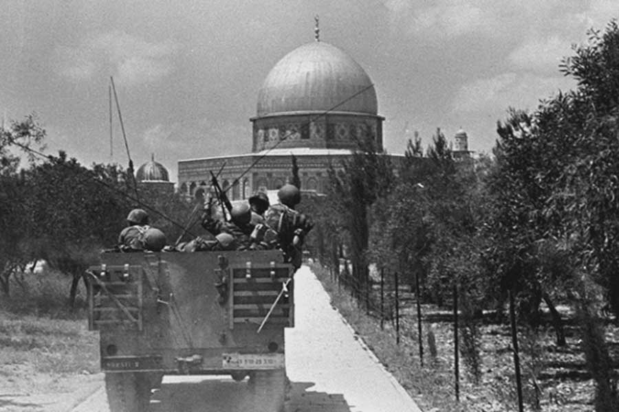 ১৯৬৭ সালে ছ’দিনের যুদ্ধে গোটা প্যালেস্তাইনের দখল নেয় ইজ়রায়েলিরা। প্যালেস্তাইনের ওয়েস্ট ব্যাঙ্ক এবং গাজ়া স্ট্রিপে শুরু হয় ইজ়রায়েলের শাসন।