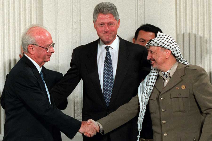 কিন্তু প্যালেস্তাইনের মুক্তির লড়াই থামেনি। ১৯৯৩ আমেরিকার মধ্যস্থতায় ইয়াসির আরাফতের নেতৃত্বে প্যালেস্তাইন মুক্তি সংগঠন পিএলও এবং ইজ়রায়েল একটি সমঝোতায় আসে। স্বাক্ষরিত হয় অসলো চুক্তি।