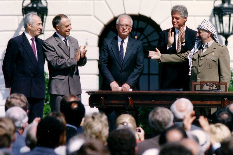 ওই চুক্তিতে সিদ্ধান্ত হয়, প্যালেস্তাইন তাদের চিহ্নিত অংশ দু’টি নিজেরাই শাসন করবে। ইজ়রায়েল মান্যতা দেবে প্যালেস্তাইনের মানুষের অধিকারকে।