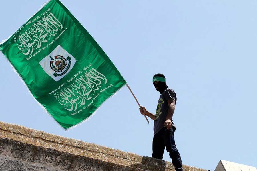 নতুন করে শুরু হয় নিজেদের মধ্যে লড়াই। ২০০৭ সালে গাজ়া স্ট্রিপের দখল নেয় হামাস। ইজ়রায়েল জানিয়ে দেয়, গাজ়ায় কোনও যানবাহন ঢুকতে পারবে না। কোনও পণ্য নিয়ে যাওয়া যাবে না বাইরে থেকে।