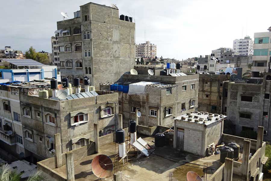 গাজ়ার সীমানার এক প্রান্তে ভূমধ্যসাগর। অন্য প্রান্তটি পুরোপুরি ইজ়রায়েলের গা ঘেঁষে থাকা। ইজ়রায়েলের ওই সিদ্ধান্তে একঘরে হয়ে যায় গাজ়া।