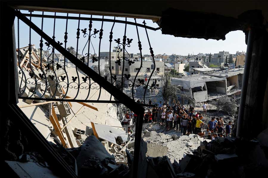 গত ৭ অক্টোবর সেই লড়াই পরিণত হল রক্তক্ষয়ী যুদ্ধে। দু’দিন আগে প্যালেস্তাইনের দুই ‘জঙ্গি’কে খতম করে ইজ়রায়েলের সেনা। সেই হামলা নিয়ে হামাসের সঙ্গে সংঘাতের মধ্যেই গাজ়ার শাসক হামাস নিরন্তর রকেট হামলা শুরু করে জেরুসালেমে।