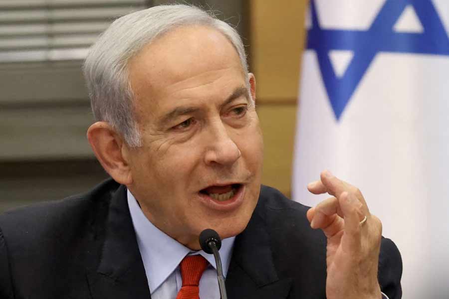 ভোর সাড়ে ৬টায় প্রায় ৫০০০ রকেট হামলার পরে হামাসের প্রধান মহম্মদ দাইফ ঘোষণা করেন তাঁরা অপারেশন আল আকসা ফ্লাড শুরু করেছেন। পাল্টা ইজ়রায়েলের প্রধানমন্ত্রী বেঞ্জামিন নেতানিয়াহু ঘোষণা করেন, যুদ্ধ শুরু হল।