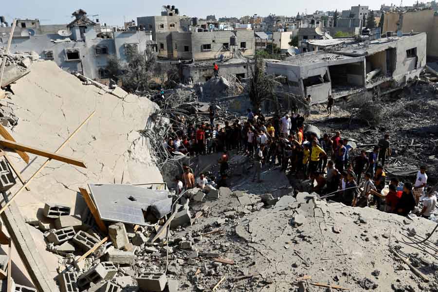 সাত দিনেই এই যুদ্ধে প্রাণ হারিয়েছেন না হোক ১৩০০ মানুষ। জখম প্রায় সাড়ে তিন হাজার। ২০০ জনকে বন্দি করে নিয়ে যাওয়া হয়েছে গাজ়ায়। তাঁদের ভবিষ্যৎ কী জানা যায়নি। ধ্বংসস্তূপে পরিণত হয়েছে হাজারেরও বেশি মানুষের ঘরবাড়ি। ঘরছাড়া লক্ষাধিক। আপাতত যুদ্ধ থামার লক্ষণই নেই গাজ়ায়।