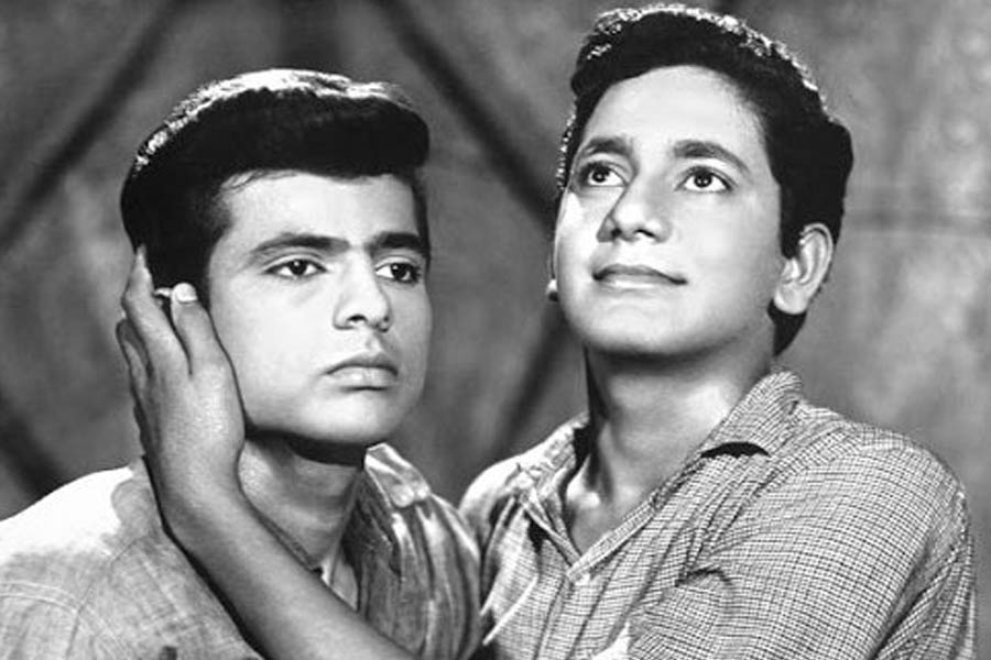 ব্যবসায় লোকসান হওয়ায় গুজরাত ছেড়ে মুম্বই চলে যায় সুশীলের পরিবার। সেখানে একছাদের তলায় বাবা-মা এবং ভাইদের সঙ্গে থাকতে শুরু করেন সুশীল। কিন্তু মুম্বই যাওয়ার এক বছরের মধ্যে সুশীলের বাবা মারা যান। সংসারের দায়িত্ব এসে পড়ে সুশীলের উপর।