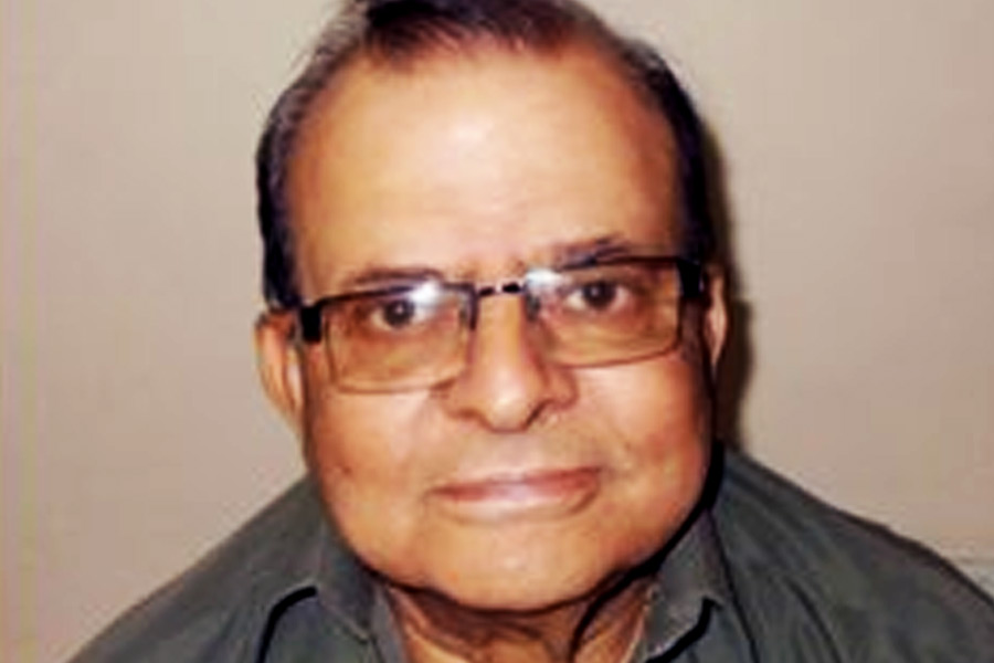 ‘ধুল কা ফুল’, ‘কালা বাজার’, ‘ফুল বনে অঙ্গারে’, ‘সহেলি’র মতো ছবিতে অভিনয়ের সুযোগ পান সুশীল। ষাটের দশকে সুশীলের কেরিয়ার রাতারাতি সাফল্য ছুঁয়ে ফেলে। ষাট থেকে আশির দশকে বলিপাড়ার খ্যাতনামী ছবিনির্মাতা ছিলেন তারাচাঁদ বরজাতিয়া। ‘দোস্তি’ নামে একটি হিন্দি ছবির জন্য নতুন মুখের খোঁজে ছিলেন তারাচাঁদ।