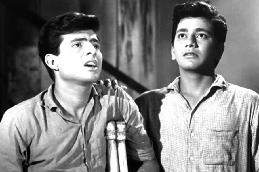 সুশীলের অভিনয় দেখে পছন্দ হয় তারাচাঁদের। ‘দোস্তি’ ছবিতে প্রতিবন্ধীর চরিত্রে অভিনয়ের সুযোগ পান সুশীল। মহম্মদ রফির কণ্ঠে এই ছবির গানগুলি জনপ্রিয় হওয়ার পাশাপাশি সুশীলের অভিনয়ও দর্শকমন ছুঁয়ে যায়। রাতারাতি বলিপাড়ায় জনপ্রিয়তার শিখরে পৌঁছে যান সুশীল।