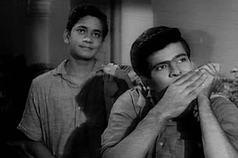 তিন বছর ‘রাজশ্রী প্রোডাকশনস’ প্রযোজনা সংস্থার হিন্দি ছবিতে অভিনয় করার কথা ছিল সুশীলের। কিন্তু ‘দোস্তি’র পর আর কোনও ছবিতেই দেখা মেলেনি অভিনেতার। হঠাৎ করে বলিপাড়া থেকে যেন উধাও হয়ে গেলেন তিনি।