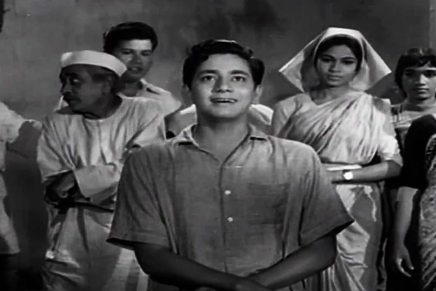 যে সময় সুশীলকে মৃত বলে ঘোষণা করা হয় সে সময় বহাল তবিয়তে বেঁচেছিলেন অভিনেতা। বলিপাড়া সূত্রে খবর, অভিনয়জগতে তাঁর কোনও ভবিষ্যৎ নেই ভেবে কলেজের পড়াশোনা শেষ করেন তিনি। পরে বিমান সংস্থার কর্মী হিসাবে নিযুক্ত হন সুশীল।