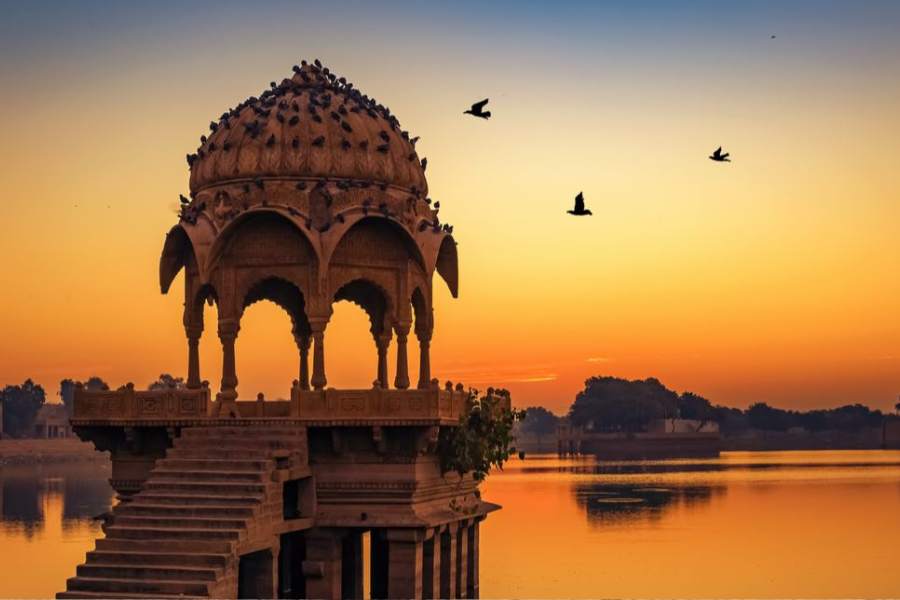 'সোনার কেল্লা'র মন্দার বোস গুপ্তধনের খোঁজে রাজস্থানের দুর্গে দুর্গে ঘুরতে ঘুরতে তার অপরাধ জগতের বস্ -কে অতিষ্ঠ হয়ে বলেছিল,  ‘এরা তো দেখছি যেখানে পেরেছে একটা করে দুর্গ গুঁজে রেখেছে!’ 