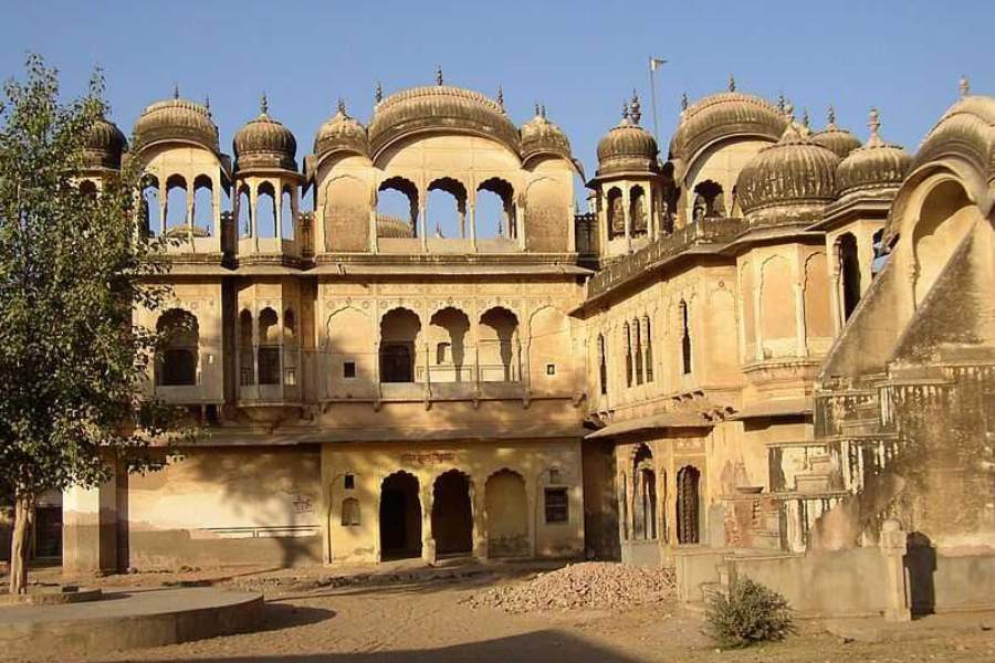 নওয়ালগড়: রাজস্থানের শেখাওয়াটি অঞ্চলের এক ছোট্ট শহর। পর্যটন স্থান হিসেবে হয়তো বিশেষ পরিচিত নয়, কিন্তু একের পর এক হাভেলির জন্য দারুণ জনপ্রিয় শহর। হাভেলি কী জানেন তো? এক কালে উত্তর-পশ্চিম ভারতের ঐতিহ্যবাহী সামন্ত প্রভুরা তাঁদের আত্মীয়স্বজন, এমনকী কর্মচারীদের বসবাসের জন্য পাথরের তৈরি দুর্গের মতো যে প্রাসাদোপম বাড়িগুলো বানাতেন, সেগুলোকেই বলা হয় হাভেলি। 