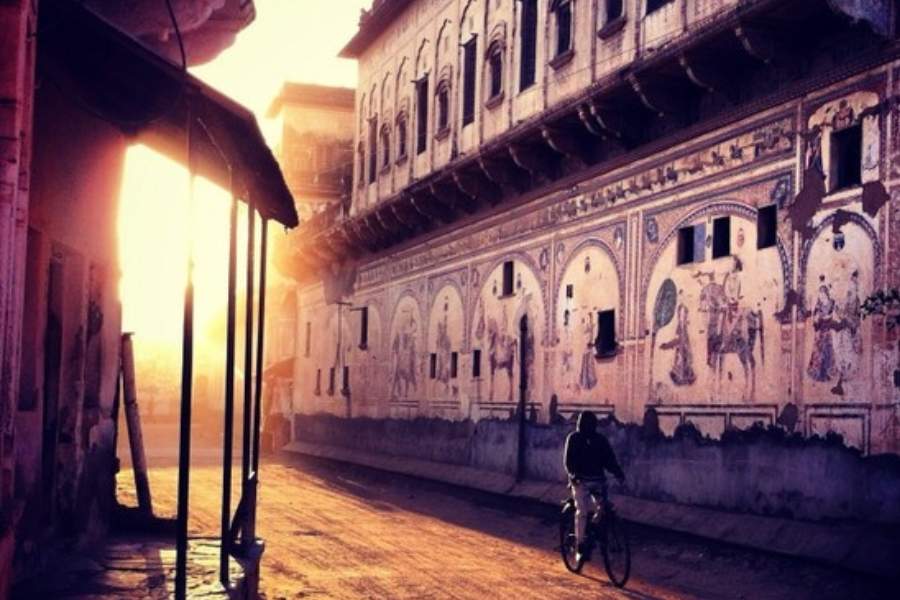 স্থাপত্য ও সৌন্দর্যে দর্শনীয় এরকম হাভেলি নওয়ালগড়ে একটা ছেড়ে অনেক। মুরারকা হাভেলি, ভগত হাভেলি, বংশীধর ভগত হাভেলি, চোখানি হাভেলি, পোদ্দার হাভেলি, চুড়িওয়ালি হাভেলি - সব ক'টাই এই ছোট্ট শহরে। এছাড়াও নওয়ালগড় দুর্গ, রূপ নিবাস প্রাসাদ এখানকার দ্রষ্টব্য স্থান।