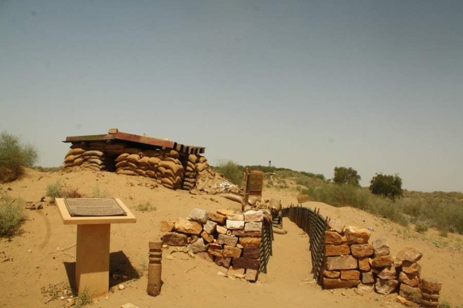 লঙ্গেওয়ালা: রাজস্থানী গ্রাম। ইতিহাসের দিকে দিয়ে বৈশিষ্ট্যপূর্ণ। কারণ, ১৯৭১ সালে ভারত-পাকিস্তান যুদ্ধ এই লঙ্গেওয়াল গ্রামেই হয়েছিল। আবার ভারত-পাক যুদ্ধের প্রেক্ষিতে তৈরি সুপার হিট বলিউড সিনেমা 'বর্ডার'-এর আউটডোর শুটিং প্রায় পুরোটা লঙ্গেওয়ালা গ্রামে হয়েছিল। থর মরুভূমির একেবারে মাঝখানে অবস্থিত লঙ্গেওয়ালা। 