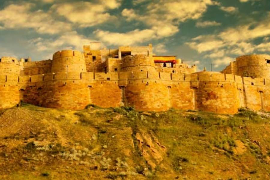 বারমের:  থর মরুভূমির মধ্যে সেরা 'অফবিট শহর। এখানকার মহাবীর টিলাগুলো আশ্চর্যজনক! এছাড়াও সিওয়না ফোর্ট, যোগমায়া মন্দির, ব্রহ্মা মন্দির পর্যটকদের কাছে বিশেষ গুরুত্বের।