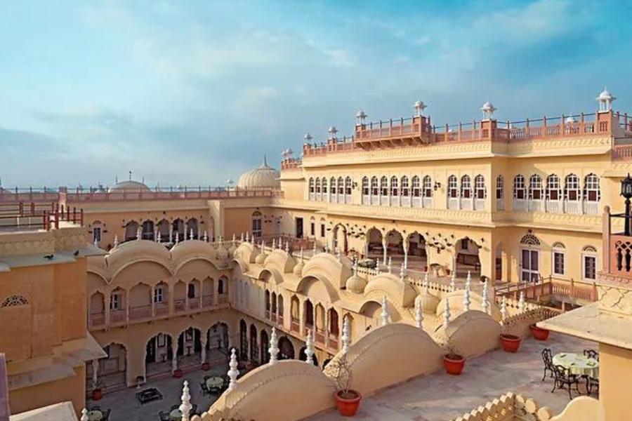 আলসিসার: রাজস্থানের ঝুনঝুনু জেলার এই ছোট্ট শহর আলসিসার চারদিকে থর মরুভূমি দিয়ে ঘেরা। এখানকার আলসিসার মহল রাজপুত স্থাপত্য এবং সৌন্দর্যের জন্য বিখ্যাত। যদিও বর্তমানে সেটায় পাঁচতারা হোটেল হয়েছে। এছাড়াও কেজরিওয়াল হাভেলি, রামদাস ঝুনঝুনওয়ালা কি হাভেলি লক্ষ্মীনারায়ণ মন্দির এখানকার দ্রষ্টব্য স্থান।