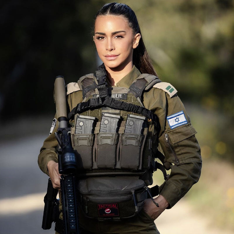 তিনি ‘বন্দুক রানি’। ইজ়রায়েলি মহিলাদের বন্দুকের অধিকার নিয়ে অনেক দিন ধরে লড়াই করেছেন। এখন আবার ইজ়রায়েল-হামাস সংঘাতে শত্রুপক্ষের বিনাশ করতেও প্রস্তুত ইজ়রায়েলের একদা মডেল ওরিন জুলি।