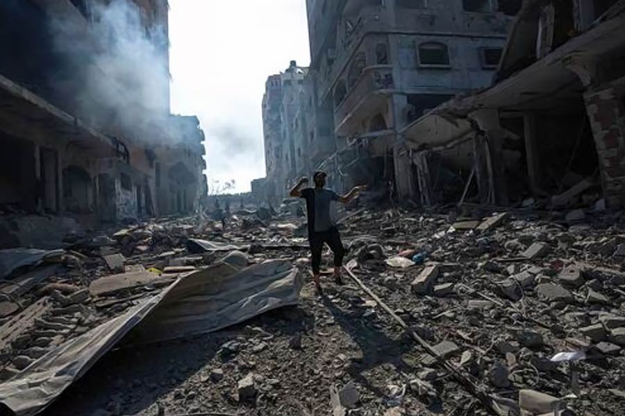 শনিবার অষ্টম দিনে পা দিল ইজ়রায়েল এবং হামাসের সংঘাত। ইজ়রায়েলি সেনা জানিয়েছে, প্যালেস্তাইনের সশস্ত্র বাহিনী হামাসের সঙ্গে সংঘাতে এখন পর্যন্ত সে দেশের ১,৩০০ নাগরিক মারা গিয়েছেন।