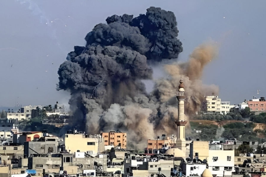 ইজ়রায়েলের বহু নাগরিককে অপহরণ করা হয়েছে বলেও দাবি করেছে বেঞ্জামিন নেতানিয়াহুর সরকার। অন্য দিকে গাজ়ার প্রশাসনের দাবি, ইজ়রায়েলের হামলায় প্রায় ১৮০০ মানুষ নিহত হয়েছেন। গাজ়ার বেশ কয়েকটি এলাকা কার্যত ধ্বংসস্তূপে পরিণত হয়েছে বলেও জানিয়েছে তারা।