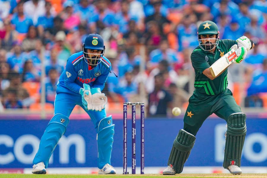 শুরুটা ভালই করেছিল পাকিস্তান। ইমাম-উল-হক এবং আবদুল্লাহ্‌ শফিকের সামনে যশপ্রীত বুমরা, মহম্মদ সিরাজদের বোলিংয়ে তেমন কোনও ধার চোখে পড়েনি। সহজেই একের পর এক বাউন্ডারি মারছিলেন পাক ব্যাটাররা। 