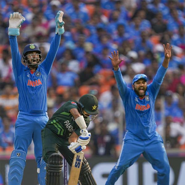 আট নম্বর ওভারে পাকিস্তানের প্রথম উইকেট পড়ে। আবদুল্লাহ্‌কে ২০ রানের মাথায় এলবিডব্লিউতে ফেরান সিরাজ। এর আগে বুমরা নিজের তৃতীয় ওভারটি রানশূন্য (মেডেন) রেখেছিলেন। ১৩ নম্বর ওভারে আর এক ওপেনার ইমামকে ফেরান হার্দিক।