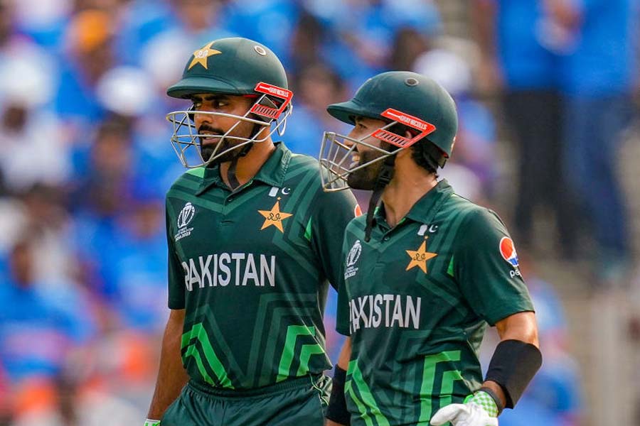 পাকিস্তানের ইনিংসকে এর পর অনেক দূর টেনে নিয়ে যান অধিনায়ক বাবর আজ়ম এবং মহম্মদ রিজ়ওয়ান। ৩০ নম্বর ওভারে তৃতীয় উইকেট পড়ে। অর্ধশতরান করার পরেই সিরাজের বলে বোল্ড হয়ে সাজঘরে ফেরেন বাবর। তিনি পাবেন ৭।