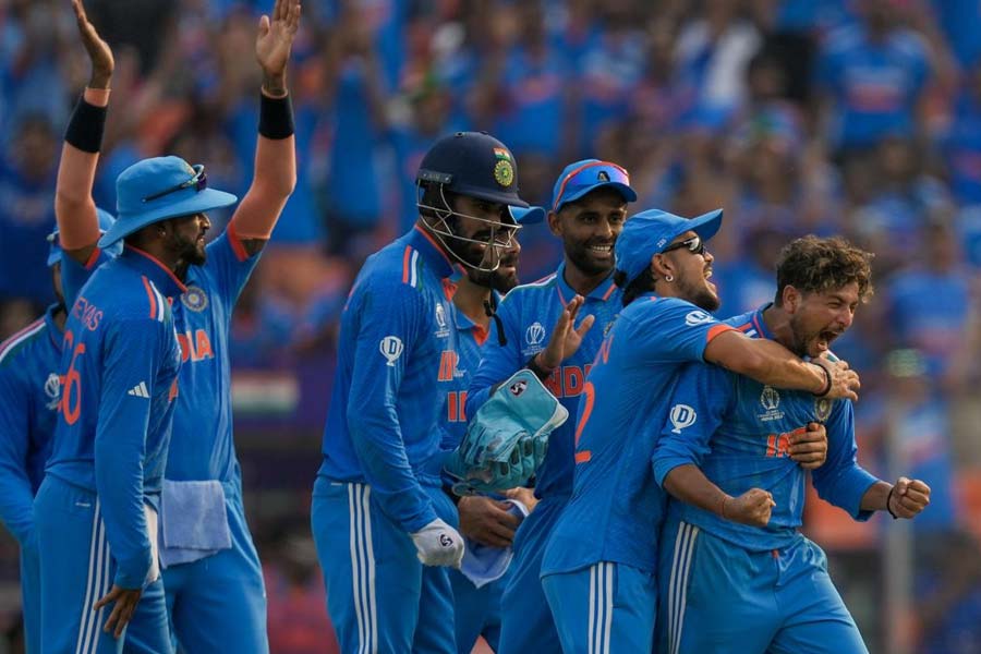 কুলদীপ যাদবের বলে আউট হন সাউদ সাকিল। ভারতের বিরুদ্ধে তাঁর অবদান ১০ বলে মাত্র ৬ রান। আনন্দবাজার অনলাইনের বিচারে তাঁর প্রাপ্য ১০-এর মধ্যে ৩। 