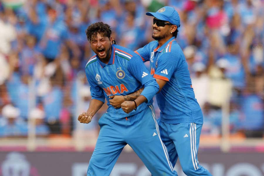 একই ওভারে ইফতিকার আহমদকেও ফেরান কুলদীপ। তিনি ৪ বল খেলে একটি মাত্র বাউন্ডারি মারতে পেরেছেন। আনন্দবাজার অনলাইনের বিচারে তাঁর প্রাপ্য ১০-এর মধ্যে ২।