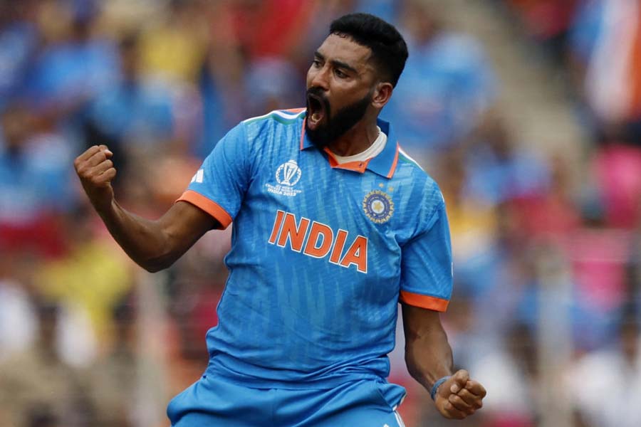 ভারতের তরফে সিরাজ পাকিস্তানের গুরুত্বপূর্ণ দু’টি উইকেট নিয়েছেন। বাবর এবং ওপেনার আবদুল্লাহ্‌কে ফিরিয়েছেন তিনি। তাঁর প্রাপ্য ৮। 