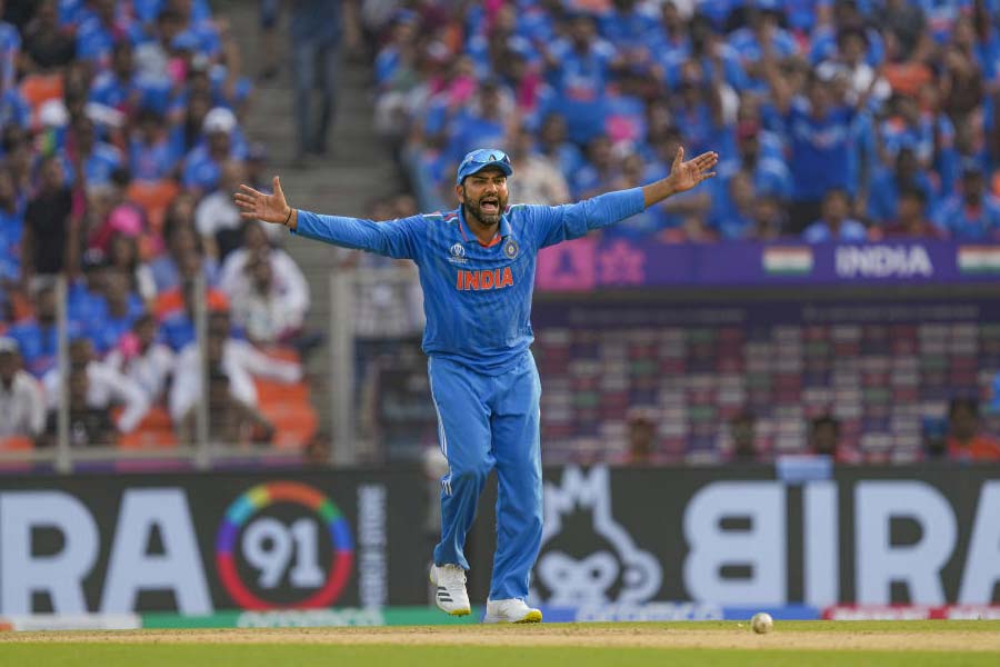 রবীন্দ্র জাদেজা দু’টি উইকেট নিয়েছেন। তাঁর শিকার হাসান আলি এবং হ্যারিস রউফ। আনন্দবাজার অনলাইনের বিচারে তাঁর প্রাপ্য ৬।