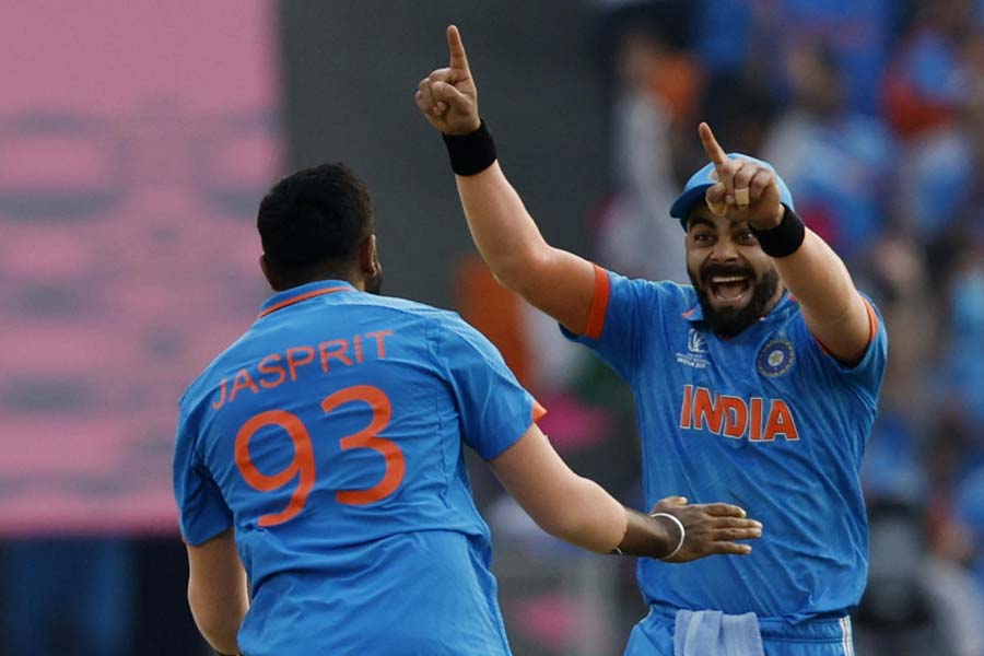 এর পর হাসান আলিকে ফেরান রবীন্দ্র জাদেজা। তাঁর অবদান ১৯ বলে ১২ রান। দু’টি বাউন্ডারি মেরেছেন তিনি। আনন্দবাজার অনলাইনের বিচারে তাঁর প্রাপ্য ৩।