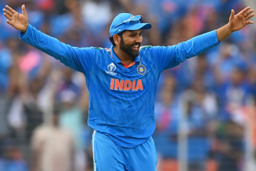 আবারও একটা বিশ্বকাপ। আবারও একটা ভারত বনাম পাকিস্তান ম্যাচ। পূর্বোক্ত দু’টি লাইনে যেমন অবাক হওয়ার মতো কিছু নেই, ম্যাচের ফলাফলেও তেমনই অতীতেরই পুনরাবৃত্তি। পাকিস্তানকে কার্যত দুরমুশ করে আমদাবাদের লড়াই অনায়াসে জিতে নিল রোহিত শর্মার ভারত।