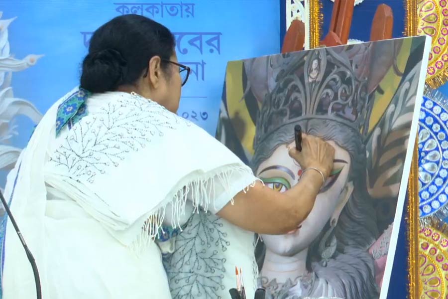 ভার্চূয়াল ভাবেই চেতলা অগ্রনীর দেবী দুর্গার চক্ষুদান করলেন মুখ্যমন্ত্রী।